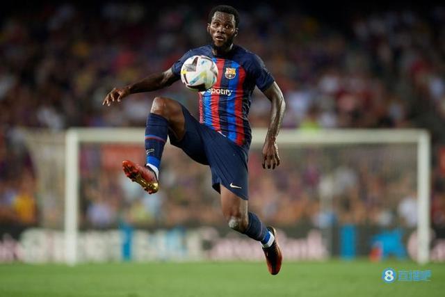 (梅西:巴萨若不重建就离队)阿斯报:若巴萨签下梅西和京多安,凯西有可能会被出售