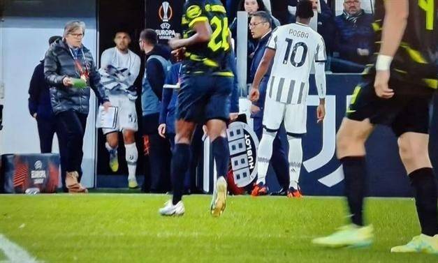 (帕雷德斯转会巴黎)无厘头!帕雷德斯以为自己不会出场 把球衣送球迷……