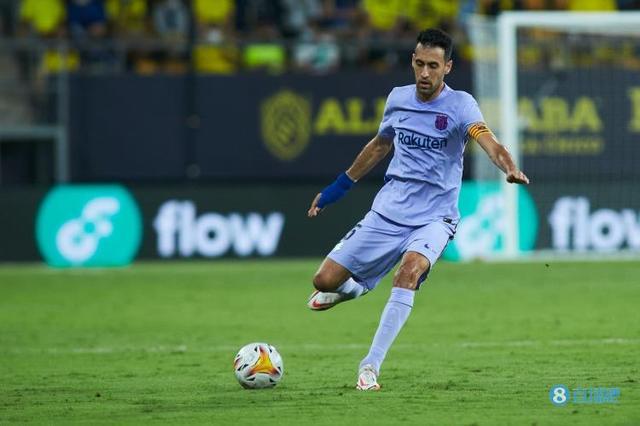 （布斯克茨告别梅西）世体：布斯克茨准备与巴萨续约1年，因为他相信梅西回重返巴萨