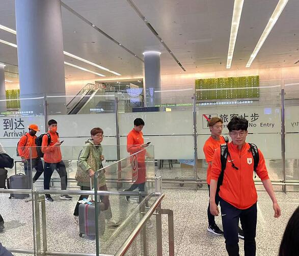 泰山队抵达上海,5外援随队,克雷桑停赛有新变数,费南多是变招