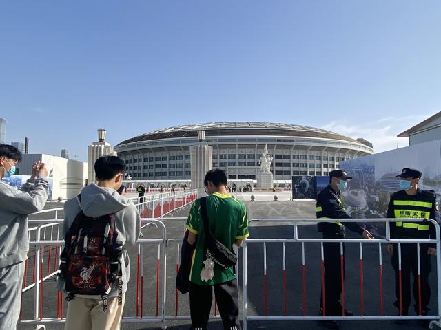 （国安儿童足球俱乐部）16:00｜国安铁杆球迷带1岁萌娃看球，赞新工体“大气多了”