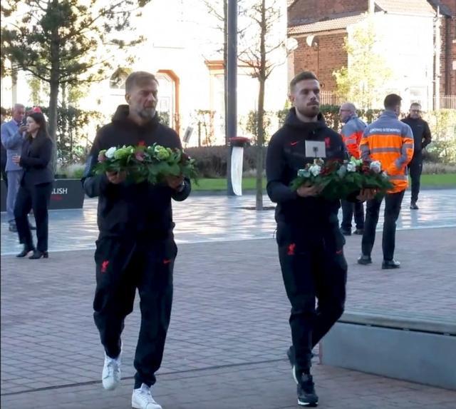 （希尔斯堡惨案简介）希尔斯堡惨案34周年，克洛普、亨德森向逝者献花