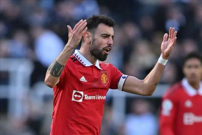 （b费是顶级中场吗）B费：在球场上摊手并不意味着抱怨