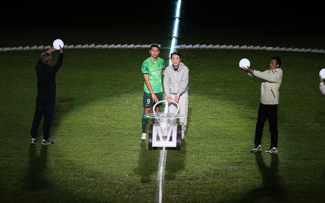 （中超 张玉宁）中超开幕式“与你在一起”，张玉宁代表运动员宣誓｜图说