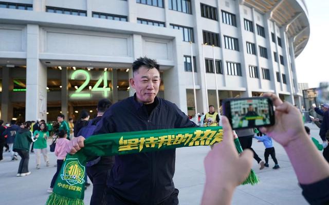 （国安周宁老婆）首次买球票到工体看球，前国安队员周宁：回家了，非常亲切