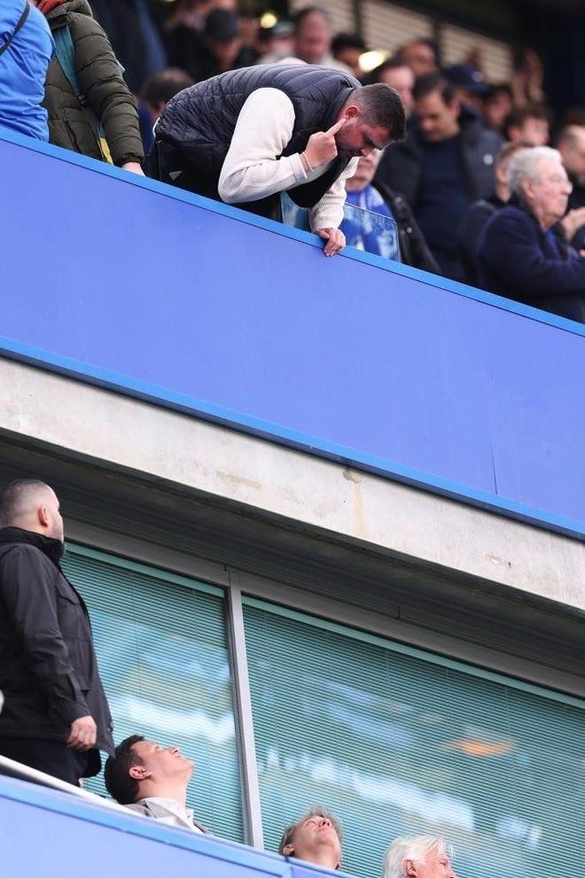 砸6.1亿引援却6场不胜!切尔西老板遭球迷指脸怒骂,双方激烈对线