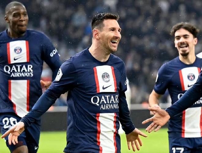 欧洲足坛冷门一夜：5大豪门翻车，巴黎曼城狂欢，梅西495球创神迹