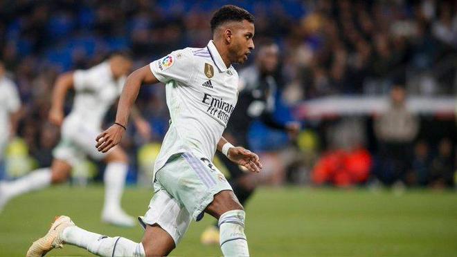 (皇马 本泽马)2-0!皇马4分钟杀死比赛,银河战舰拒绝爆冷,本泽马2次中柱