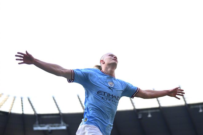 （梅西捧起金球奖）金球奖大热门！梅西+哈兰德又创纪录，瓜迪奥拉做“惊人之举”