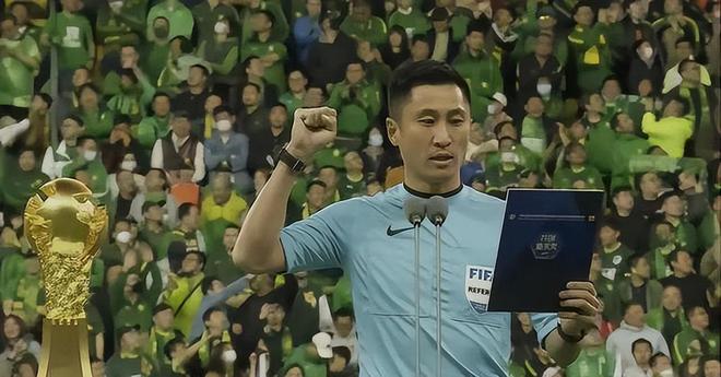 马宁太惨了！赛前被嘘，遭球迷怒骂黑哨，中超最佳裁判沦为出气筒