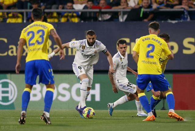 (西甲-本泽马两射一传皇马3-0加的斯)西甲-本泽马两中门框,纳乔阿笑破门,皇马2-0加的斯落后巴萨10分