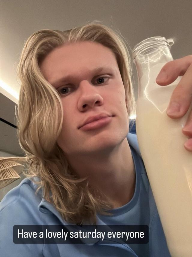 （哈兰德合照）帅气！哈兰德社媒晒怼脸自拍照片：祝大家周六愉快！