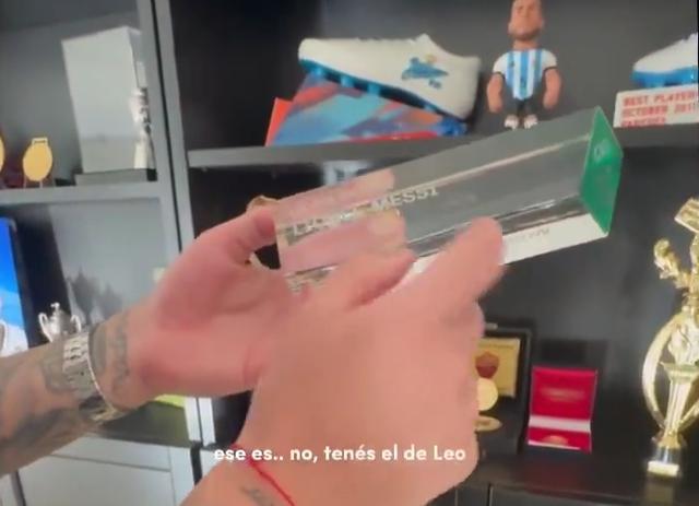 (帕雷德斯 梅西)这也送!帕雷德斯收藏梅西20-21西甲最佳奖杯,称要了梅西就给了