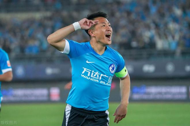 （大连足球前锋）大连人36岁前锋大爆发！4分钟内梅开二度，身高1米74，曾入选国足