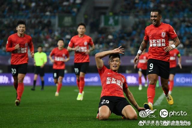 （儿子四岁生日送什么礼物有纪念意义）谭龙透露“比4”庆祝的寓意：送给四岁儿子的生日礼物