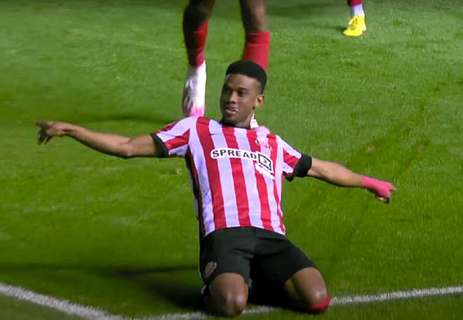 （曼联天才球员）曼联4000万出租天才世界波制胜！晃过红魔队友得分，赛季12球2助