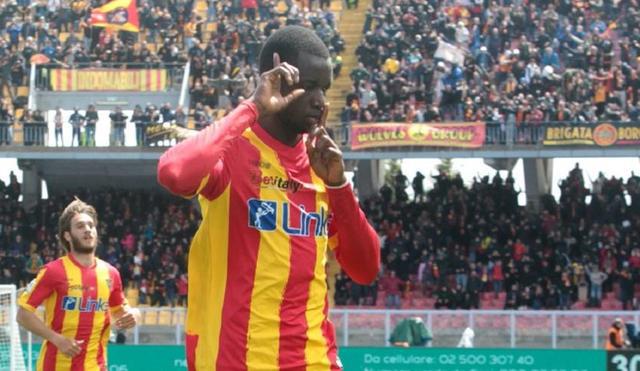 （卢卡库 励志）致敬卢卡库&反对种族主义，莱切球员进球后模仿卢卡库动作