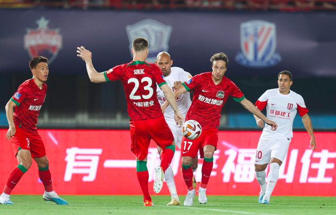 （艾克森国足集锦）1-1！艾克森回归首秀哑火 32岁国脚首秀世界波 中超黑马15轮不败