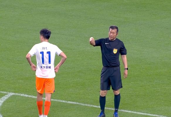 中超争议诞生：名哨漏判泰山队点球，费莱尼暴怒，引爆大规模冲突