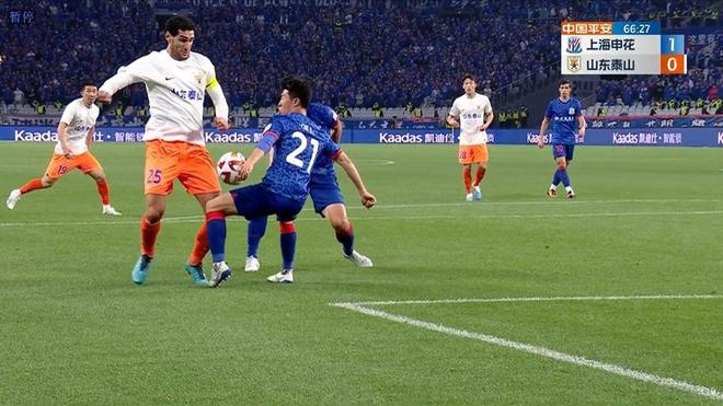 中超巨大争议!申花铁卫手球逃点,费莱尼暴怒,激烈冲突3人染黄