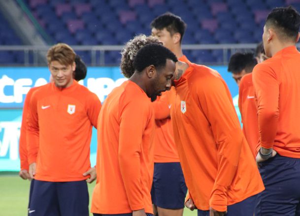 （泰山对足球赛程）泰山vs申花下半场，费南多换下郭田雨，迎来个人泰山队首秀