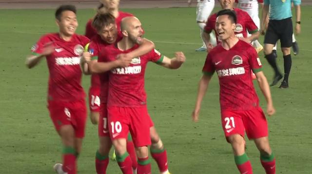 (中超 阿德里安)本赛季中超首个任意球直接破门!阿德里安精彩世界波打死角!