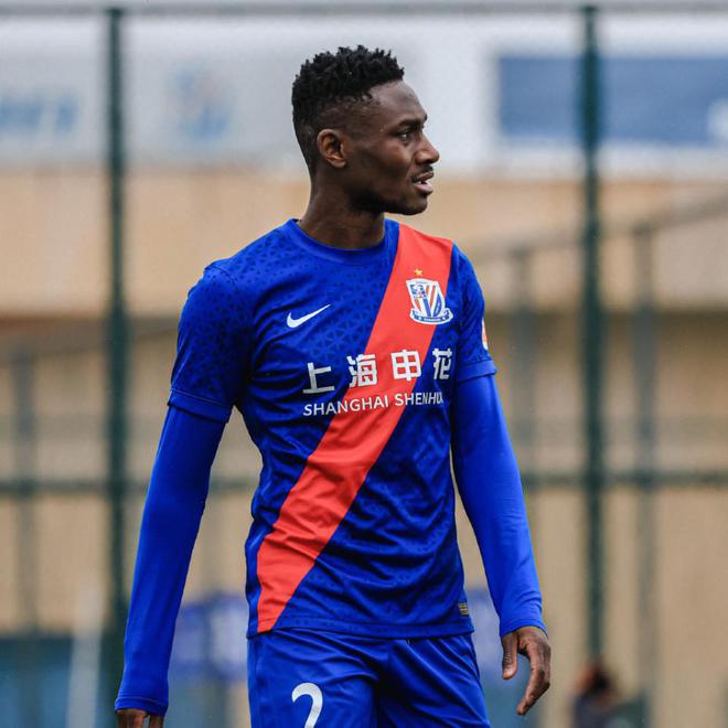 （申花3:1津门虎）中超尴尬不断！申花锋霸撞翻裁判，津门虎门将拳击队友送空门