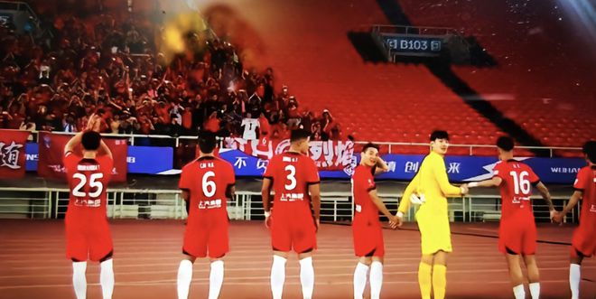 （中超联赛积分榜排名第一）中超联赛最新积分榜排名：上港亚泰领跑，三镇泰山位列倒数