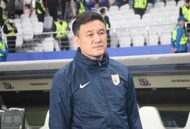 （郝伟带队成绩）郝伟指出球队最大问题，点评费南多，透露两名后卫因伤被换下