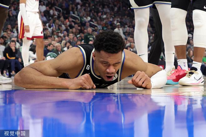 （再见雄鹿 字母哥联手巴特勒）要黑8？字母哥伤退雄鹿0-1热火 巴特勒35+11希罗骨折