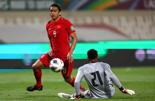 （中国足球失去主场）2大中场未来无球可踢！中国足球又自断手臂，这怎么能好？