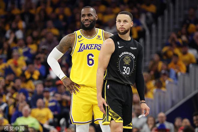 （组图:湖人大胜勇士 詹皇以一敌四库里倒地）湖人客胜勇士1-0 詹皇22+11浓眉30+23库里27分