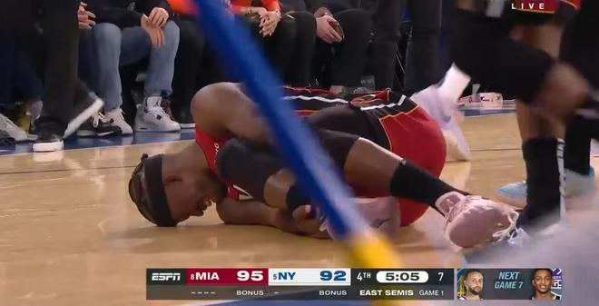 太硬了！巴特勒受伤坚持比赛率队击溃尼克斯 韦德要签名