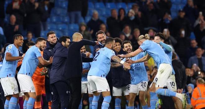 瓜帅带曼城列队祝贺哈兰德破纪录，哈宝被认为能与梅西竞争金球奖