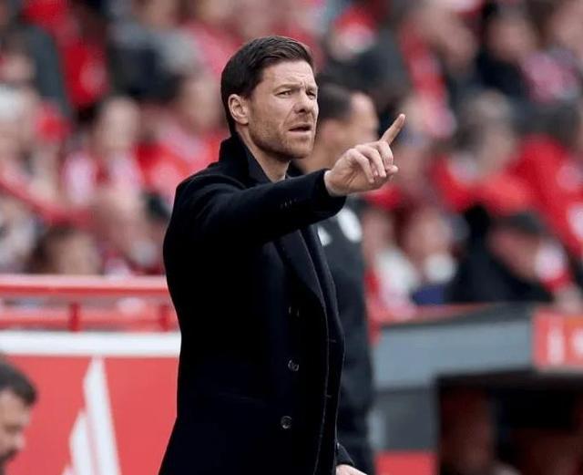 （哈维阿隆索转会皇马）弗洛伦蒂诺将哈维-阿隆索视作有能力、优雅的皇马新帅候选人