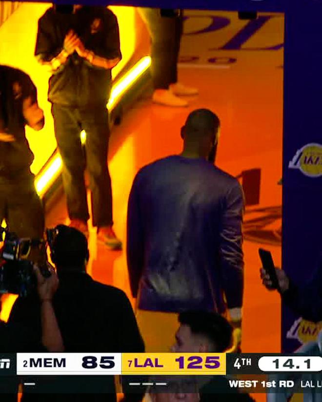 （勒布朗xiv）勒布朗提前退场拒绝握手 回更衣室疯狂羞辱灰熊