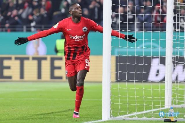 （拜仁与法兰克福）记者：拜仁已和法兰克福谈判以引进穆阿尼，总价预计低于1亿欧