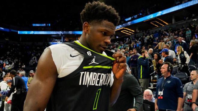 （爱德华兹打球）投丢绝平球后情绪失控 爱德华兹挥椅连伤两人面临指控