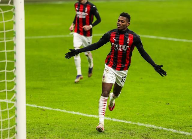 （米兰莱奥 转会费）米兰官方：莱奥超级奔袭助攻吉鲁破门当选4月最佳球