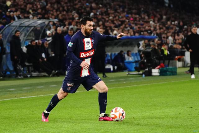 （梅西告别巴塞罗那）记者：被停赛期间，梅西计划和家人一起待在巴塞罗那