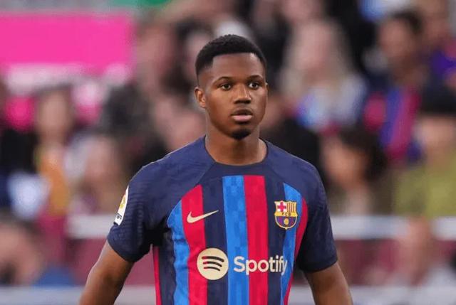 TA：法蒂父亲和门德斯昨晚会面，球员离开巴萨可能性在增大