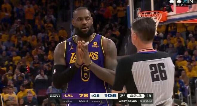 （湖人队罚球）湖人罚球优势没了！詹皇屡次不满判罚 防守愣神送穆迪暴扣