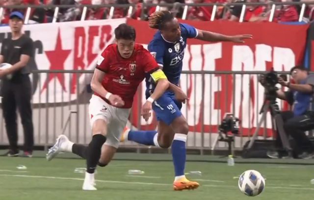 2-1！亚冠决赛上演以弱胜强！日本劲旅加冕3冠王，马宁教科书执法
