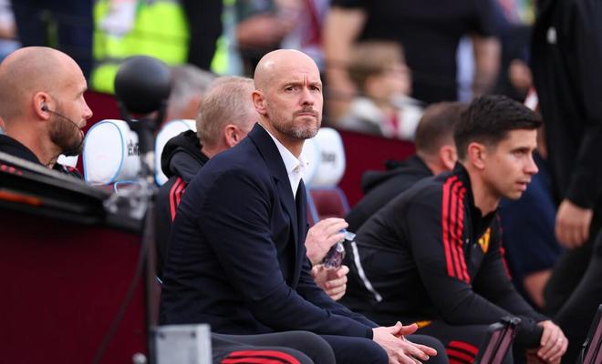 让中锋踢中场，让中场打边路，曼联球迷狠批主帅滕哈赫在乱弹琴