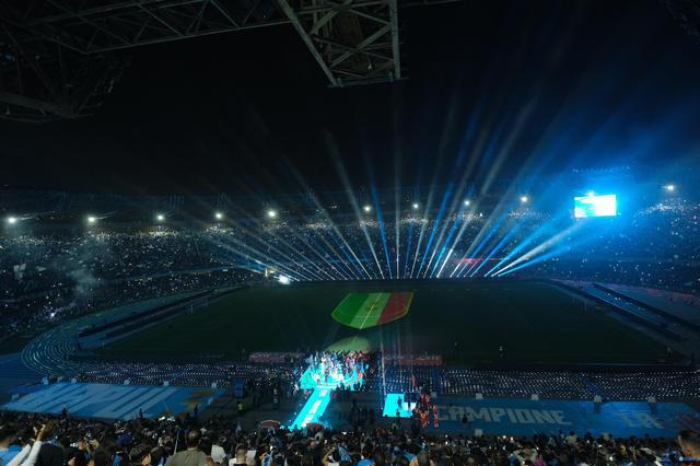 烟花、香槟、喜悦......那不勒斯举行盛大夺冠庆祝仪式