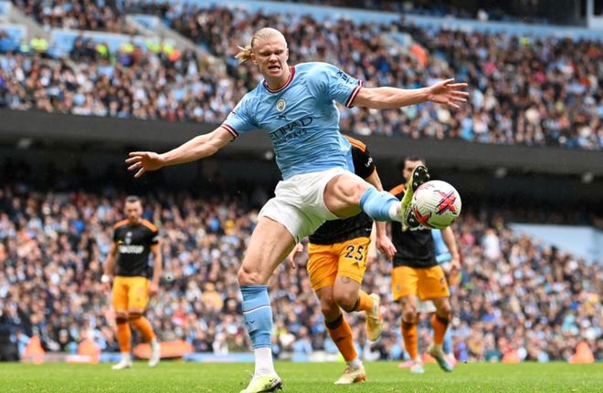 （英超真正大boss原来是曼城!8连胜+恐怖20比2）1-0，英超豪门拒刹车，射15脚复仇，致敬曼联，英超变了曼城稳赢