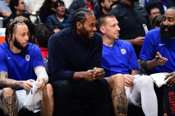 科怀-伦纳德与约什-普里莫缺阵快船迎战骑士比赛