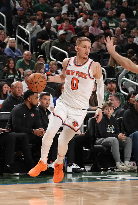 迪温琴佐绽放26分但雄鹿遗憾不敌尼克斯