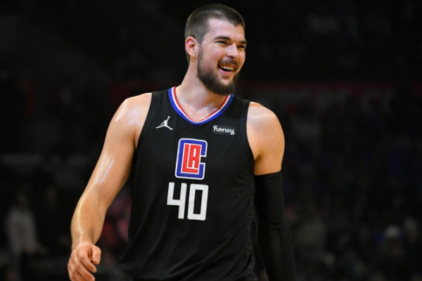 祖巴茨双双表现引领快船半场大比分领先太阳