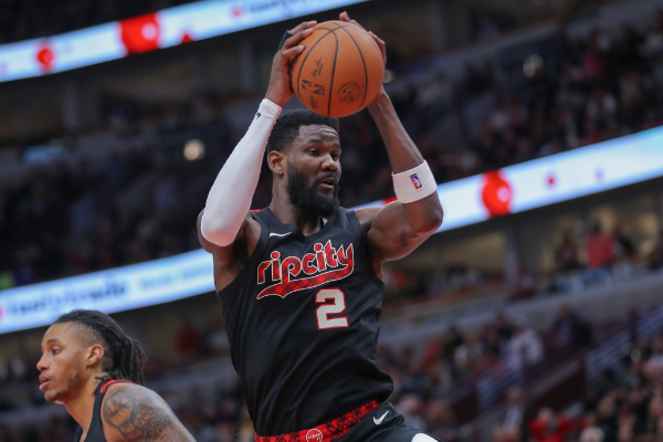 开拓者内线艾顿狂轰20分半场领先鹈鹕